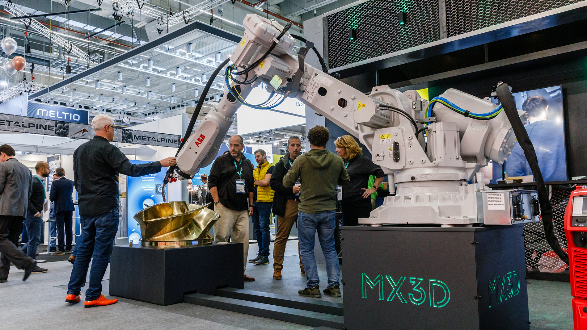 Größere Maschinen und größere Bauteile – einer der Trends der Formnext 2023. Fotos: Mesago