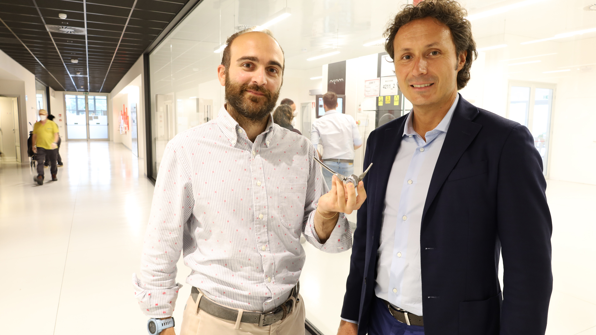 Riccardo Toninato (l.) und Michele Pressacco mit einem additiv gefertigten Ellenbogenimplantat. Bild: Thomas Masuch.