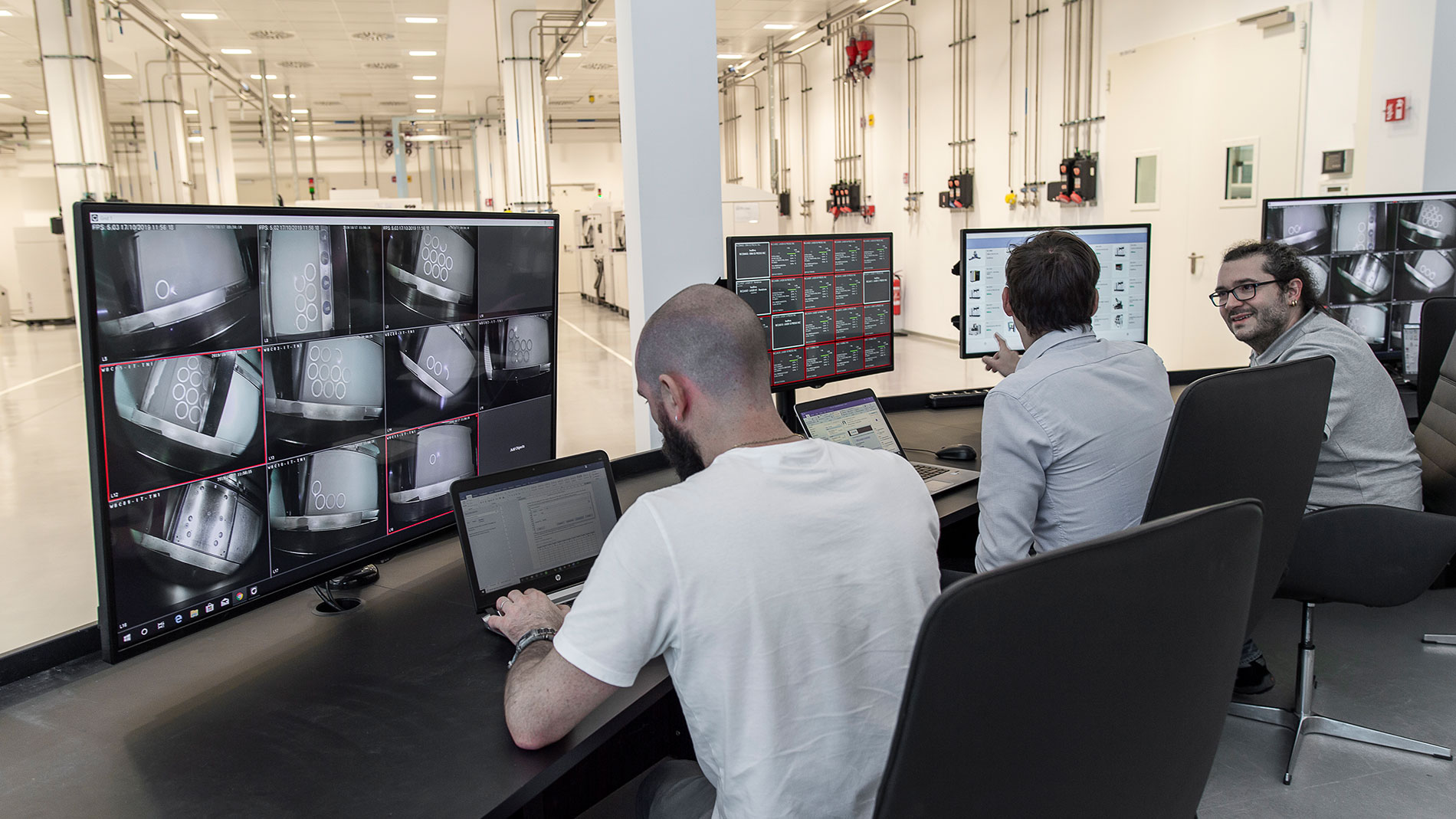 An einem breiten Kommando stand werden im Additive Innovation Center die 3D-Drucker im Echtzeitmodus überwacht. Bild: Lincotek