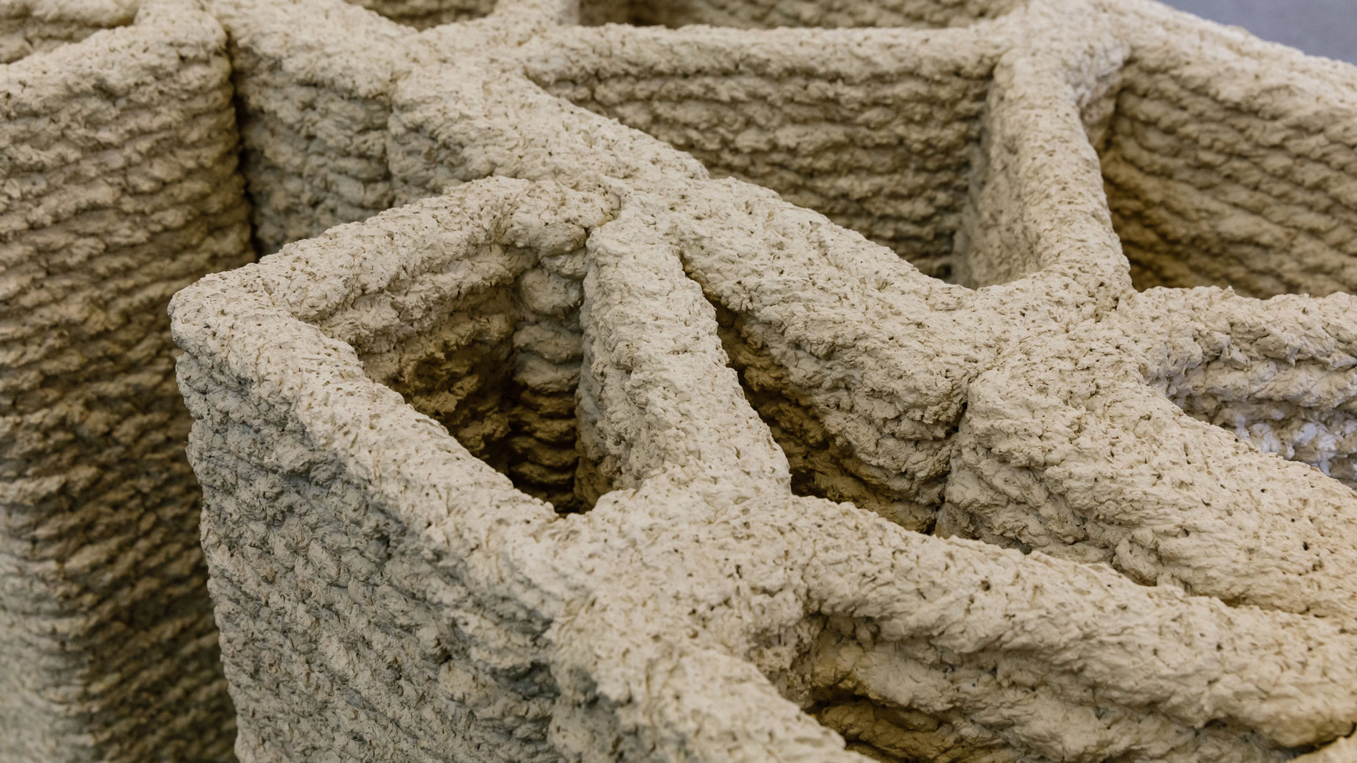 Wall section of the Tecla House, a prototype for 3D-printed eco-homes printed with Crane WASP, presented at the BE-AM showcase at Formnext 2021. Picture: Mesago / Mathias Kutt