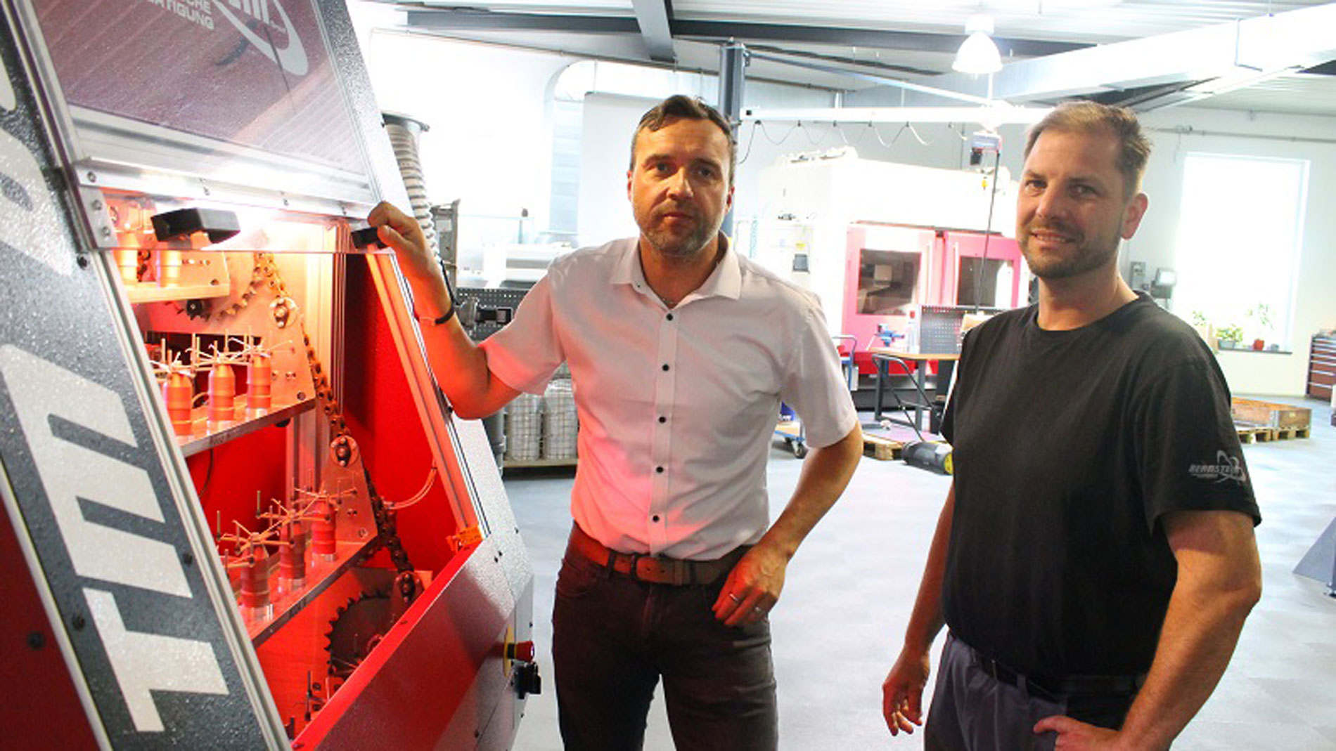 Ronny Bernstein (left) and Marc Krause in the Grüna facility.