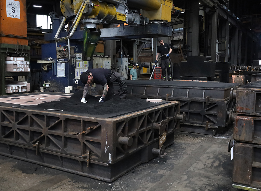 Hard work: The mold boxes are filled with sand. Images: Thomas Masuch