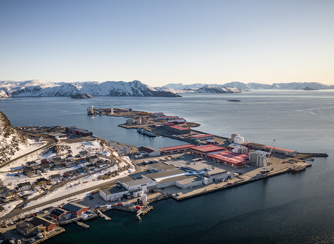 Der Hafen von Hammerfest ist nicht nur ein wichtiger Standort für die Versorgung der Öl- und Gasförderplattformen sondern beherbergt mit AM North auch einen wichtigen AM-Stützpunkt. Rund 240 Kilometer nordwestlich von Hammerfest soll auch des Ölförderschiff Johann Castberg eingesetzt werden. Bild: AM North