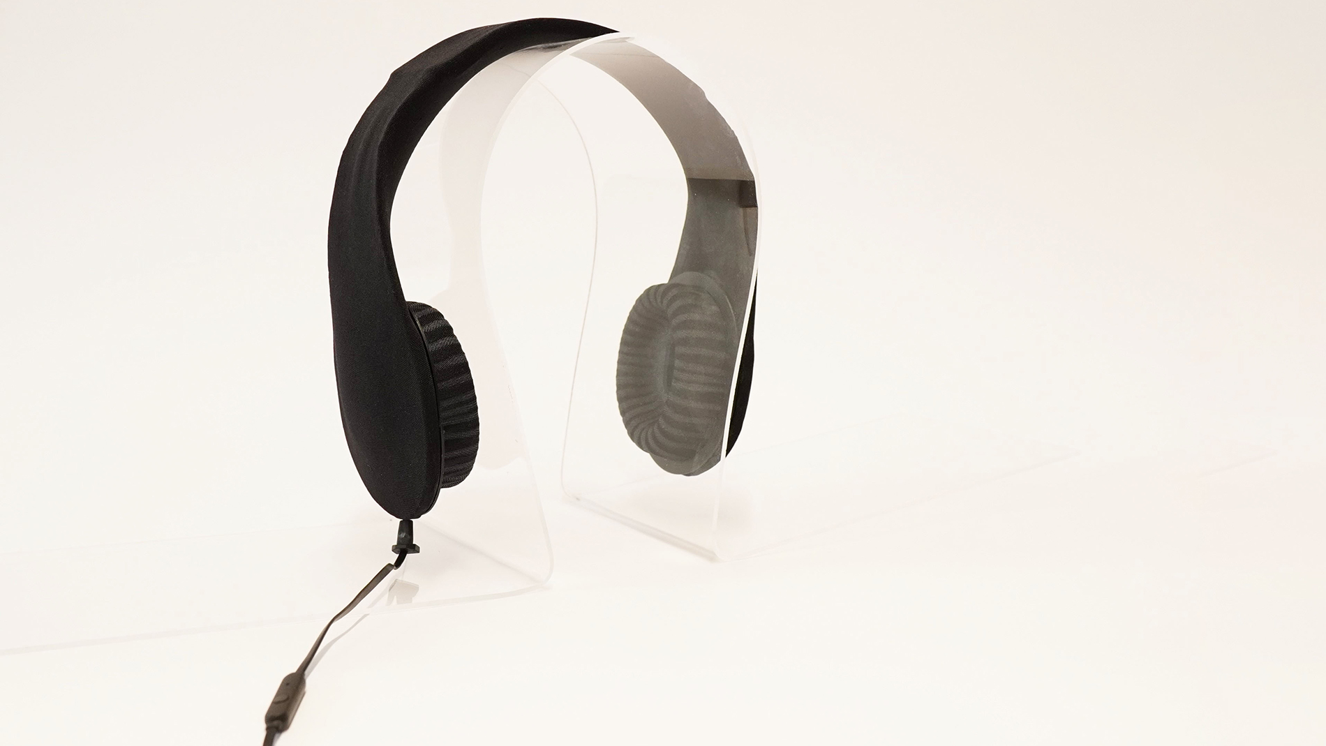 Im 4D-Druck hergestellte Kopfhörer des Fraunhofer IWU mit planar gedruckten, ultraleichten Komponenten, die selbstständig eine 3D-Form einnehmen. Bild: Fraunhofer IWU