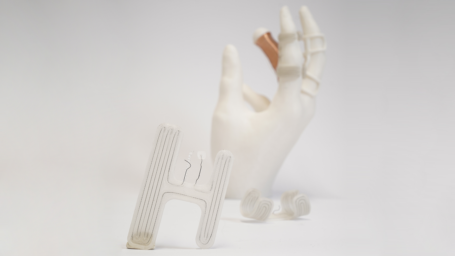 Mit WEAM hergestellte Finger-Orthesen. Bild: Fraunhofer IWU