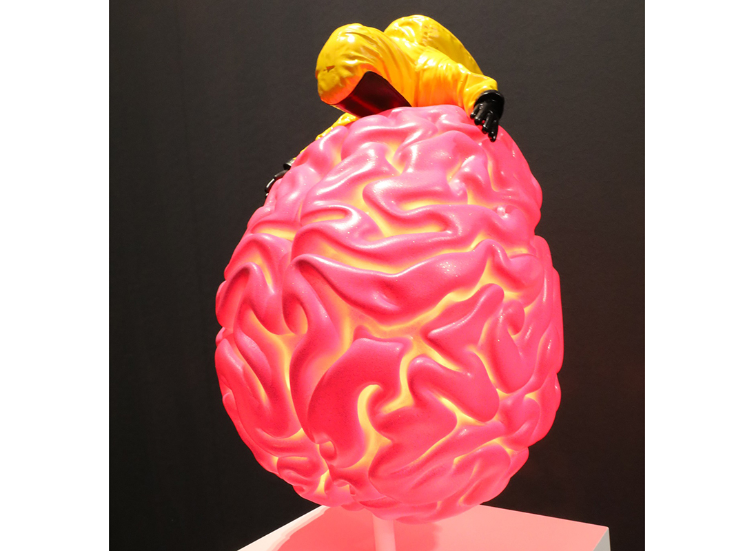 Sutosuto combined motifs from her paintings with 3D-printed brains.