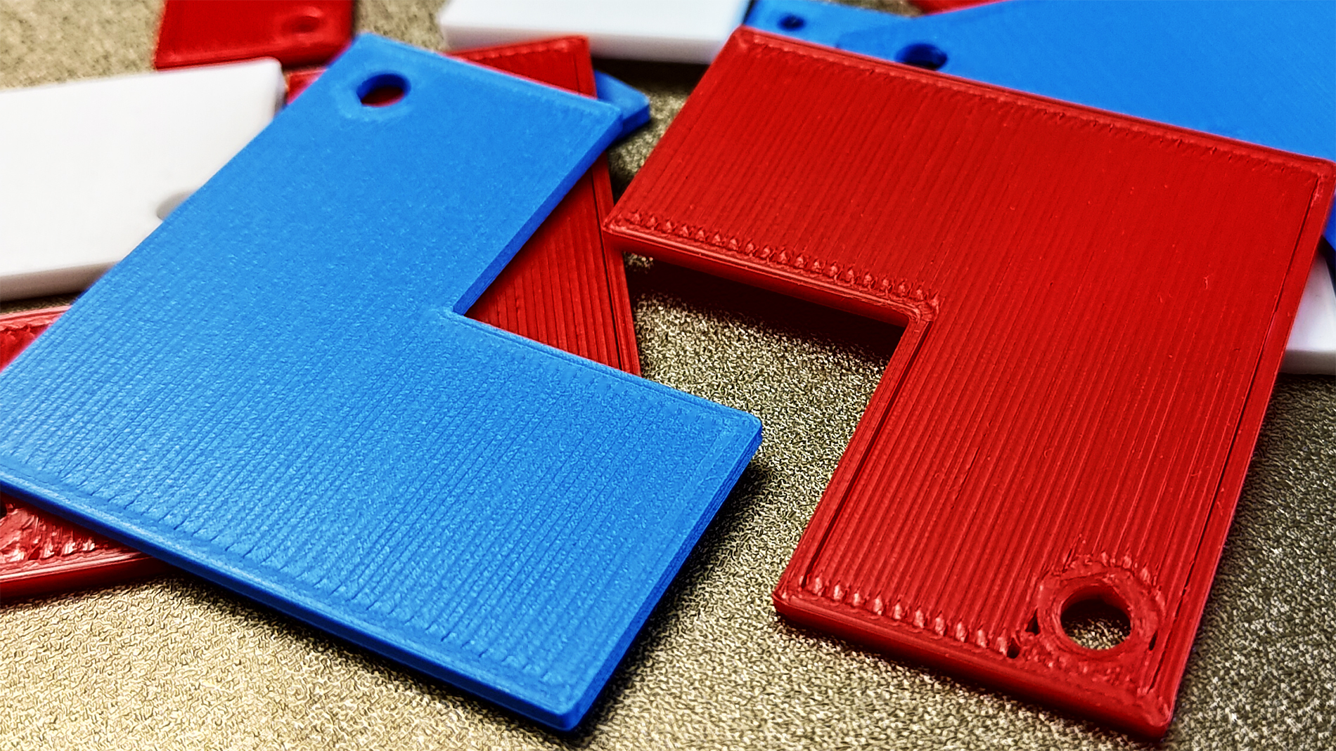 The blue component was manufactured with Advanced Additive software, the red one with a different one. Image: Advanced Additive