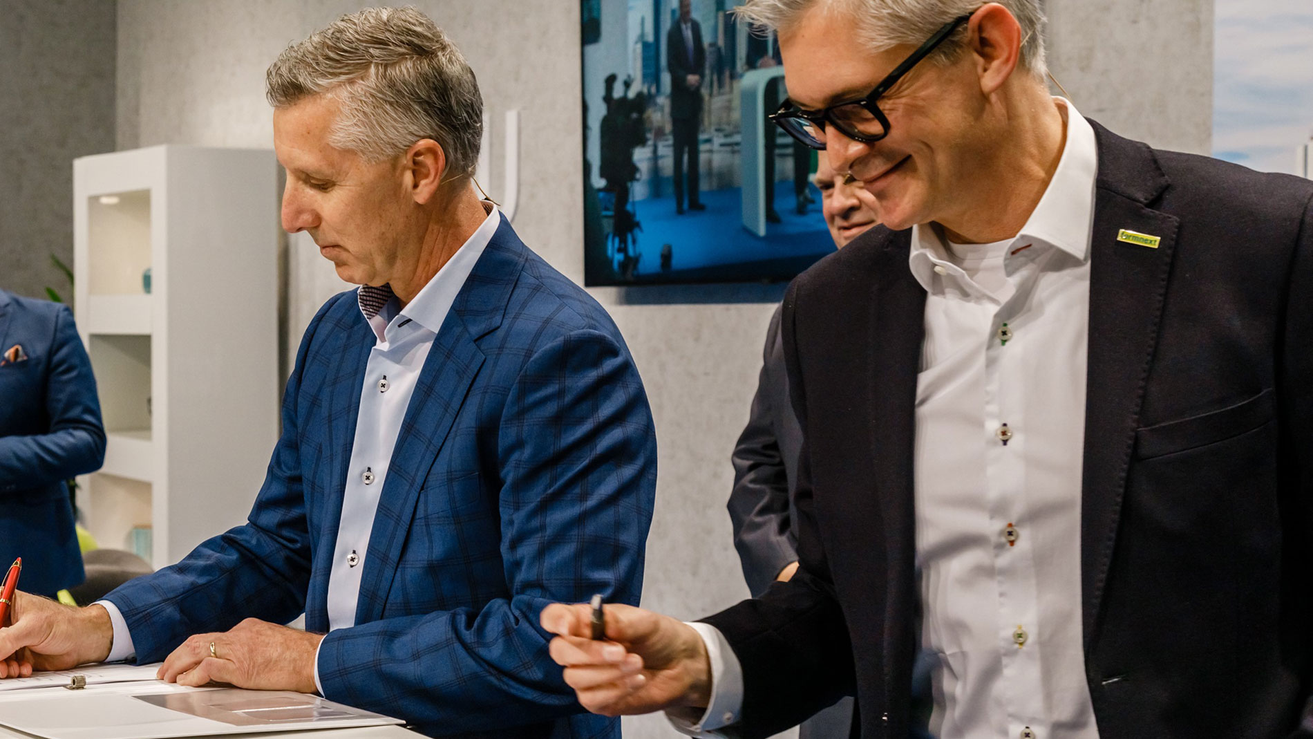 Doug Woods und Sascha Wenzler unterzeichnen offiziell die Vereinbarung zur Zusammenarbeit für die Formnext Chicago. Bild: Mesago / Marc Jacquemin