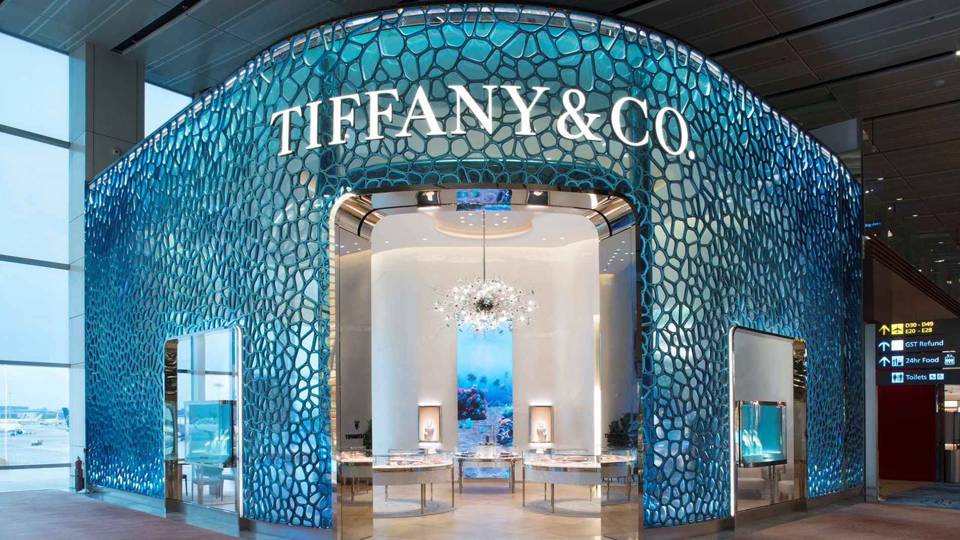 Ausgefallene 3D-gedruckte Interior-Lösungen: Store von Tiffany & Co im Flughafen von Singapur und Dior Galerie in Paris. Bilder: Tiffany, Dior / Kristen Pelou