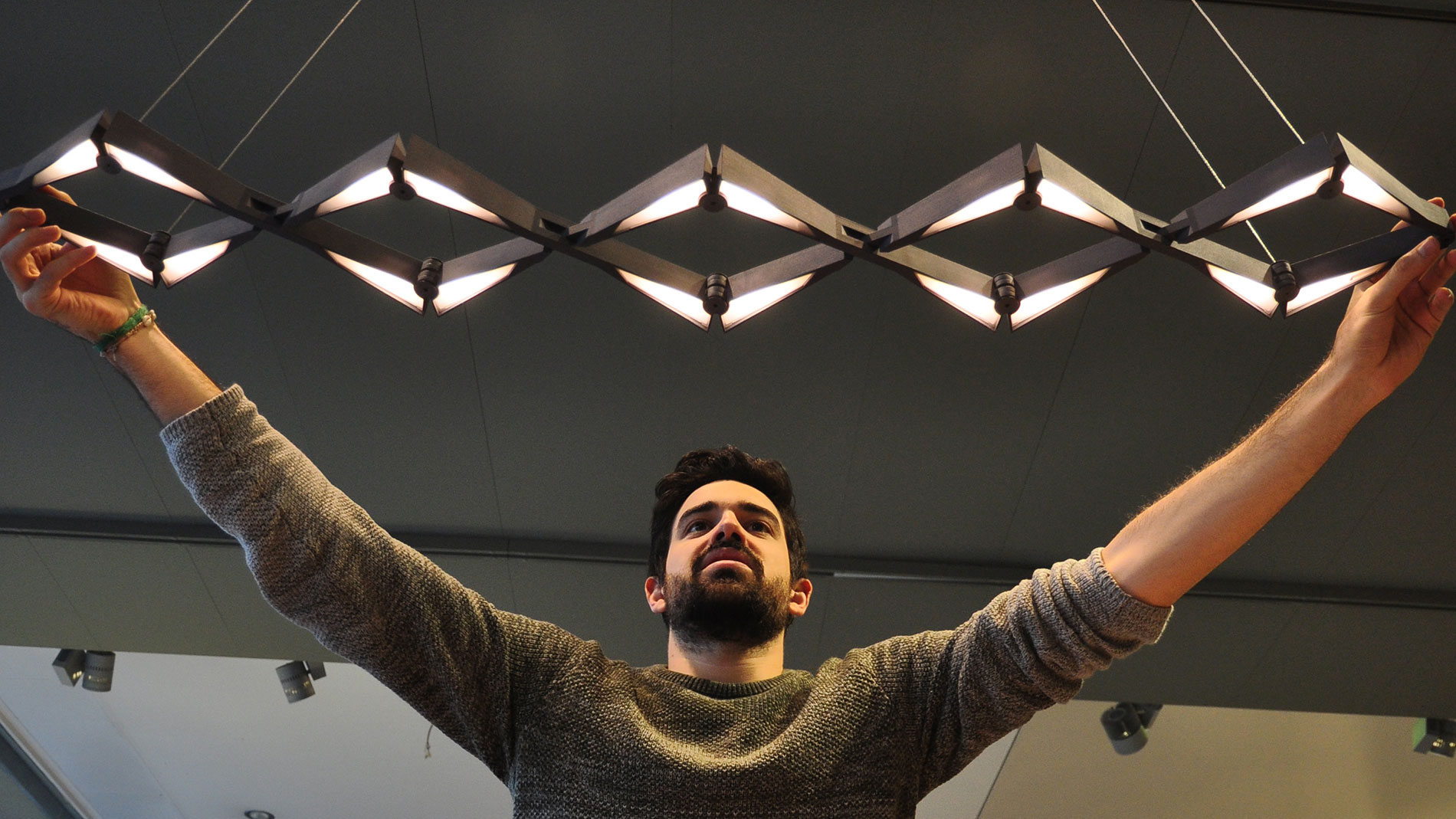 Die XMoove-Leuchte lässt sich von 30 Zentimetern auf 1,40 Meter auseinanderziehen. Bilder: Klaus Liese
