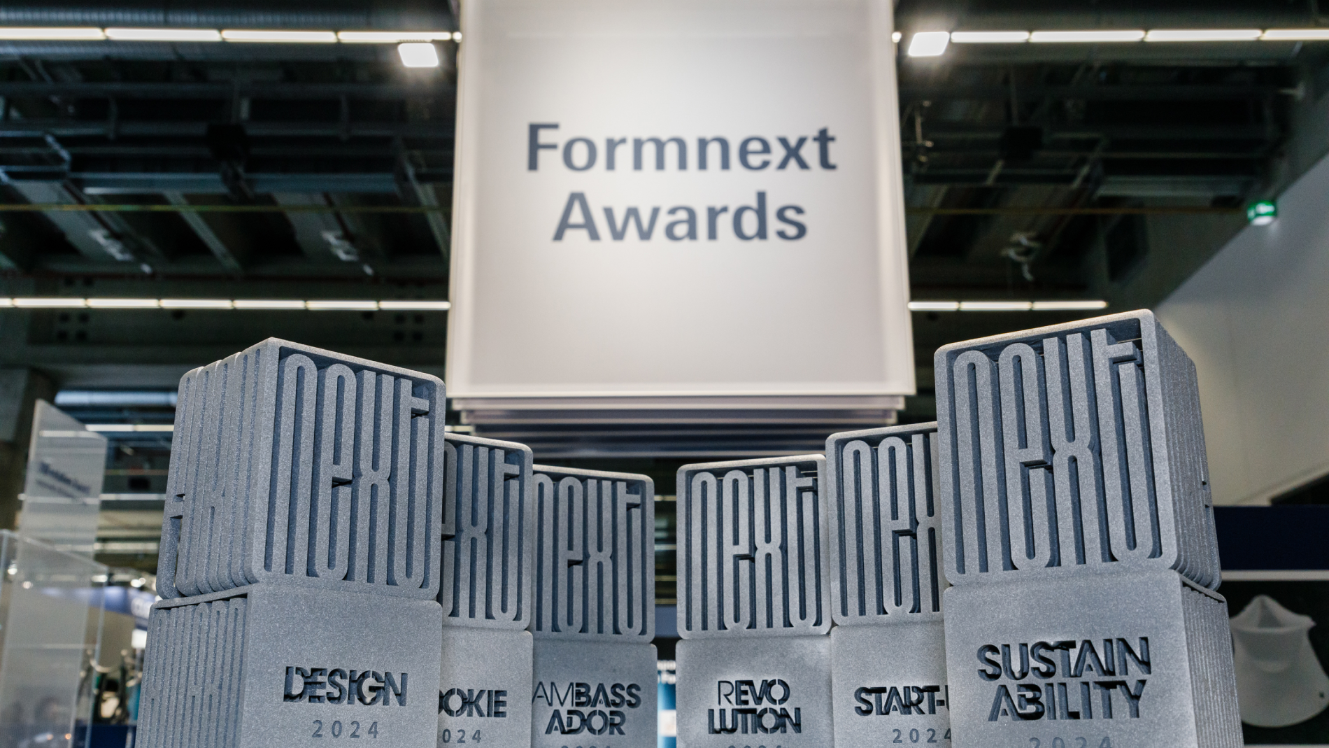 Awardtrophäen der Formnext Awards 2024. Copyright Mesago Messe Frankfurt GmbH / Marc Jacquemin