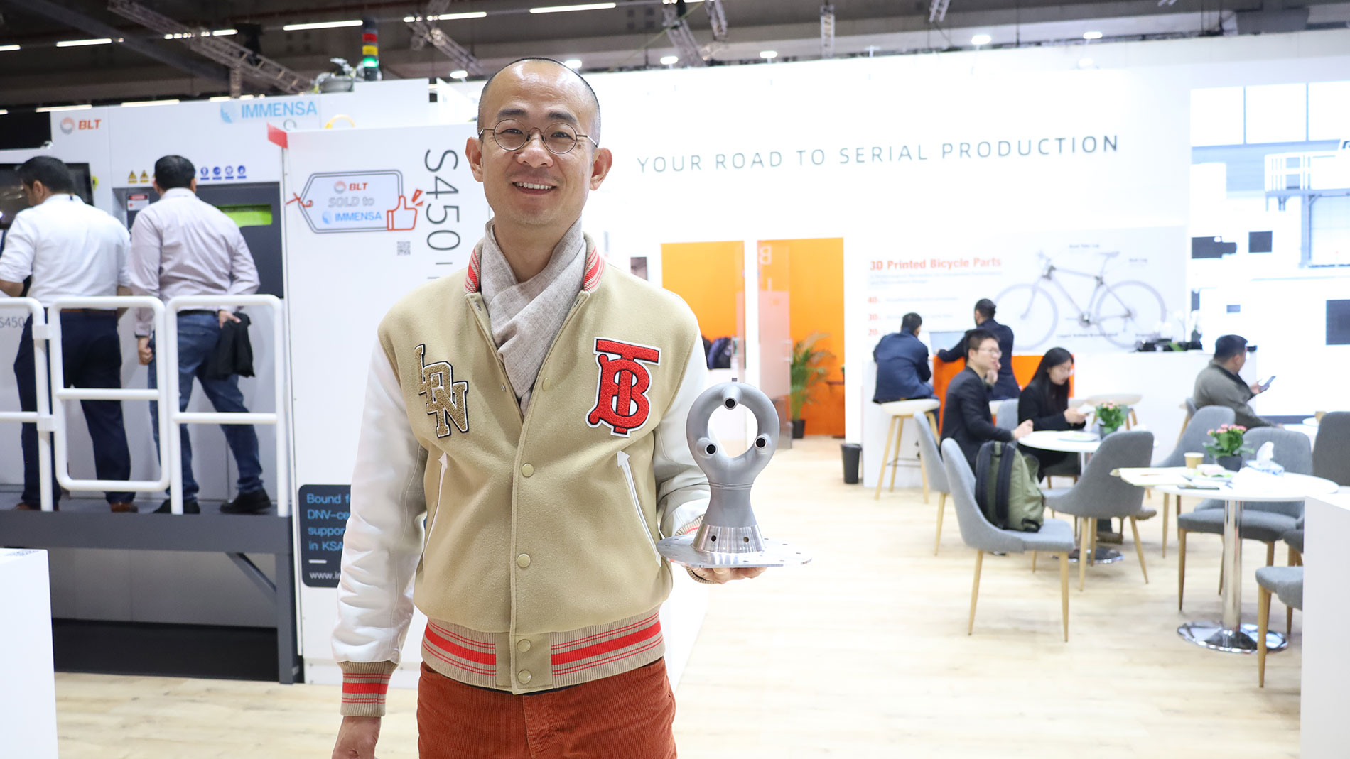 Gary Ding with the O-ring seal used at Airbus. Image: Thomas Masuch