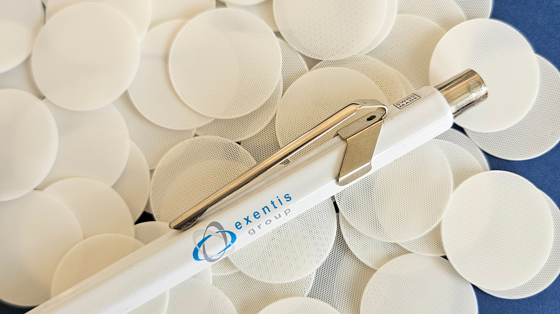 Additively screen-printed ceramic filters – mass compared to a pen. Image: Exentis