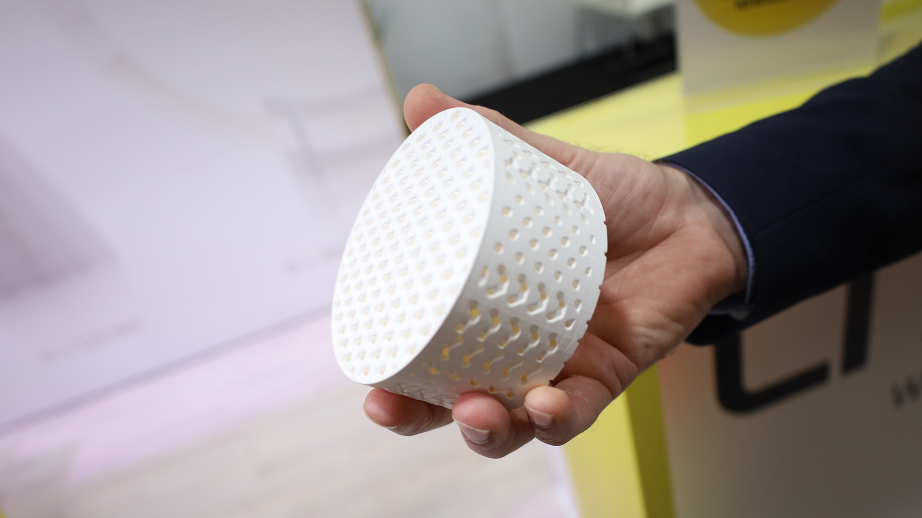 Evove stacks these 3D-printed ceramic membranes into modules one meter in length. Images: Mesago / Marc Jacquemin (2), Thomas Masuch