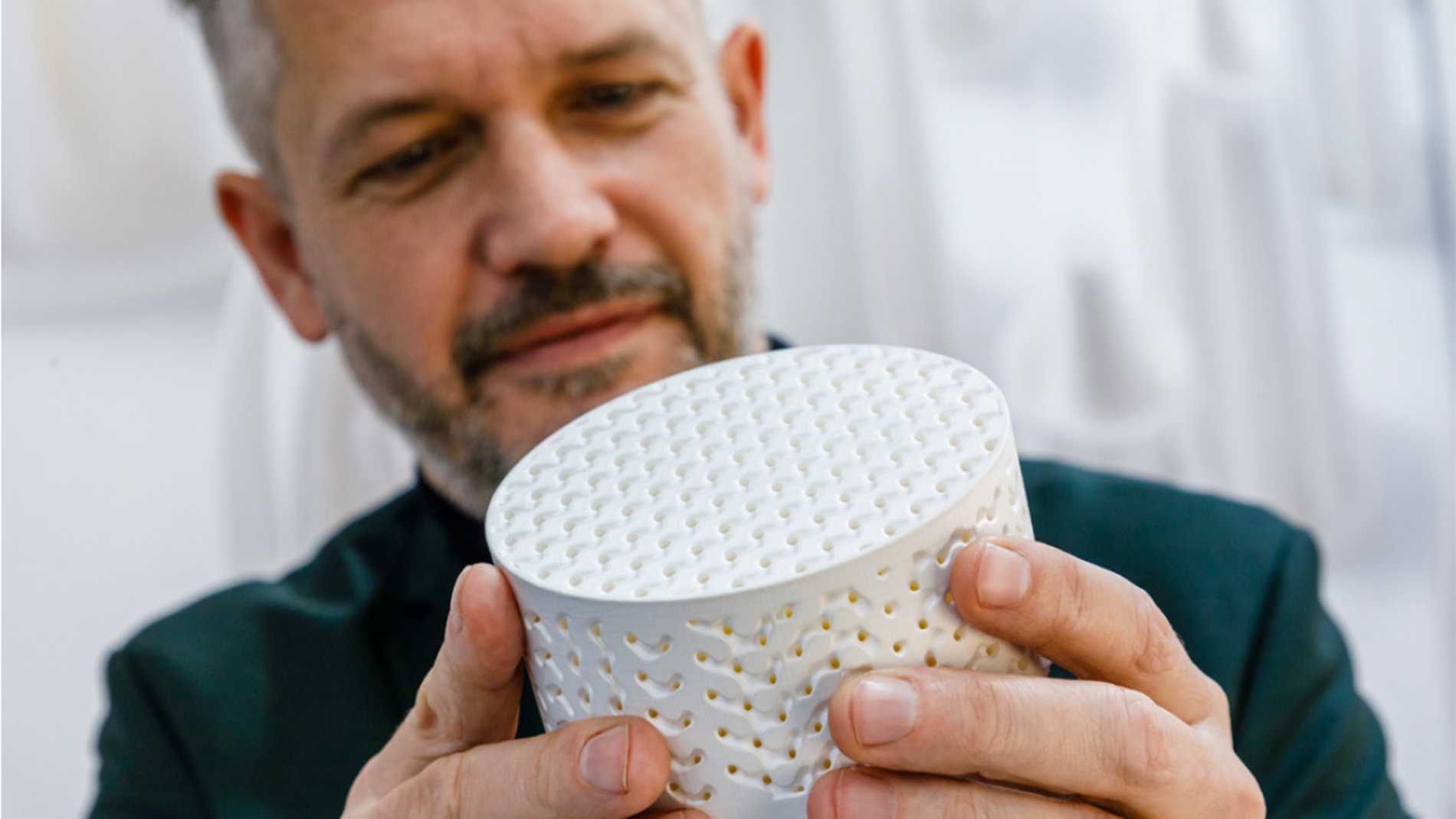 Norbert Gall presents a filter membrane 3D-printed by Lithoz at Formnext. Image: Mesago / Marc Jacquemin