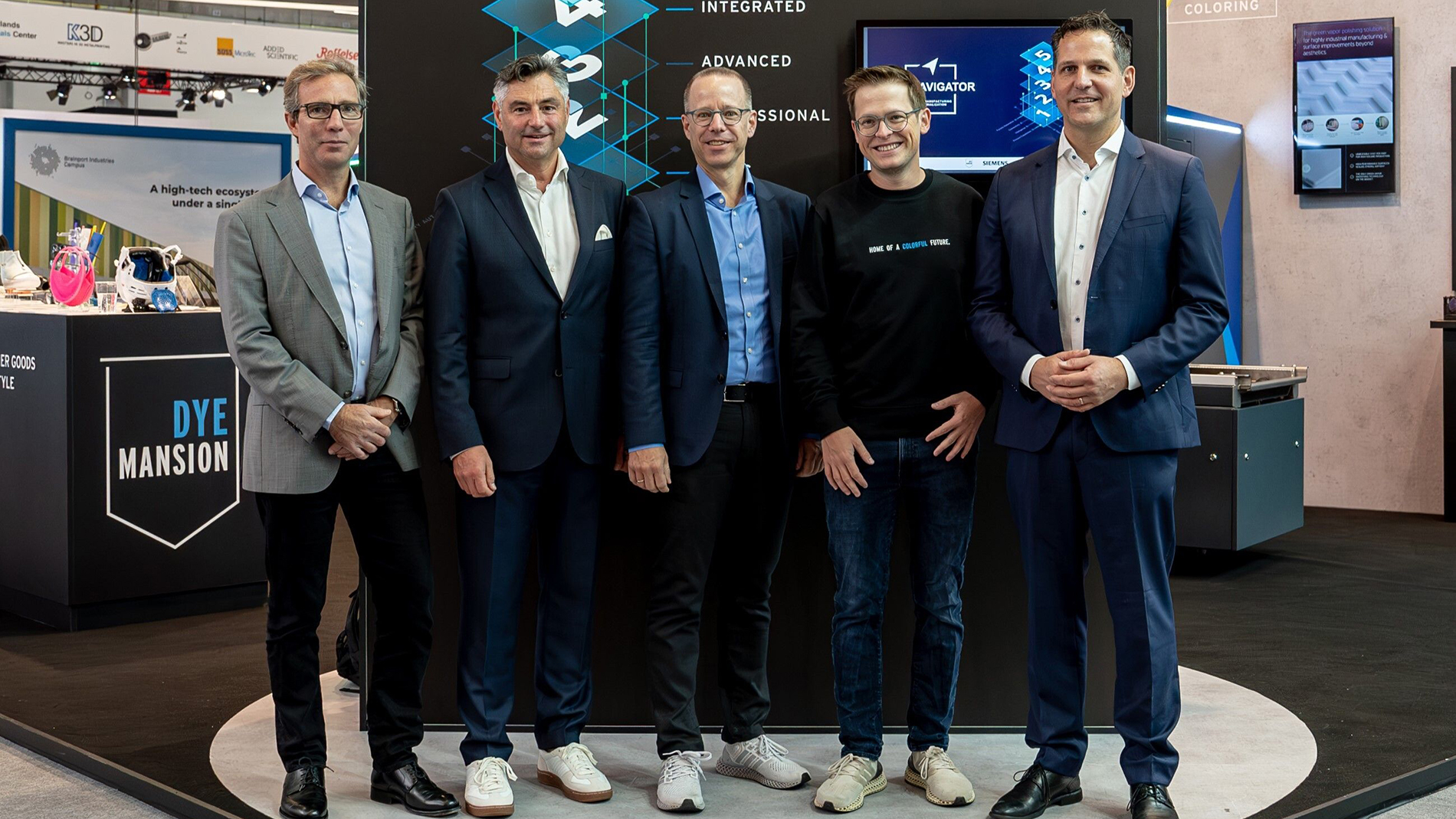 The founders of AM I Navigator: François Minec (Global Head, Polymers 3D Printing, HP 3D Printing), Martin Back (Managing Director, BASF Forward AM), Karsten Heuser (Vice President Additive Manufacturing, Siemens Digital Industries), Felix Ewald (CEO & Co-Founder, DyeMansion) & Nikolai Zaepernick (CBO, Managing Director, EOS). Image: Siemens