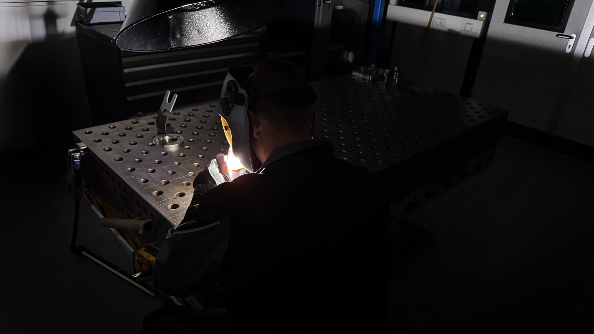 In TIG welding, an electric arc is created between a non-consumable tungsten electrode and the workpiece. Image: Toolcraft