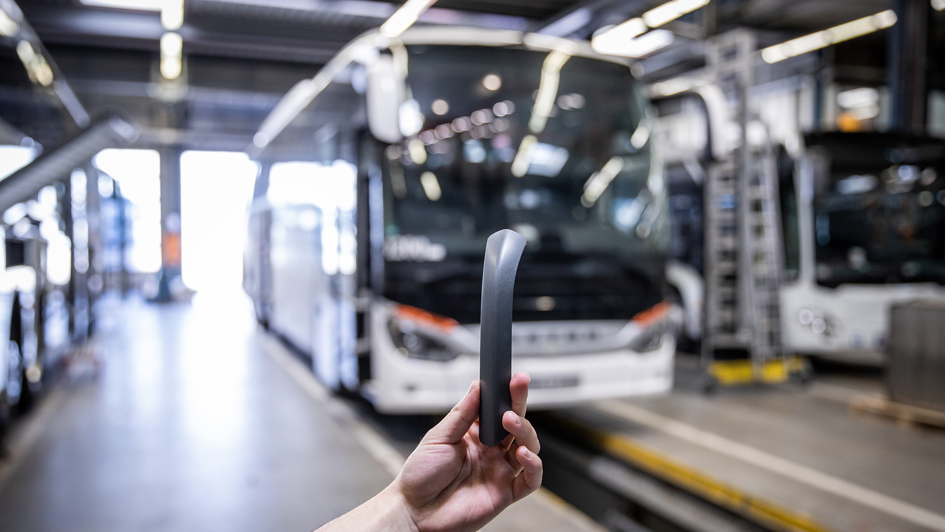 A 3D-printed custom variant of a handle insert for Setra coaches. Image: Daimler Buses