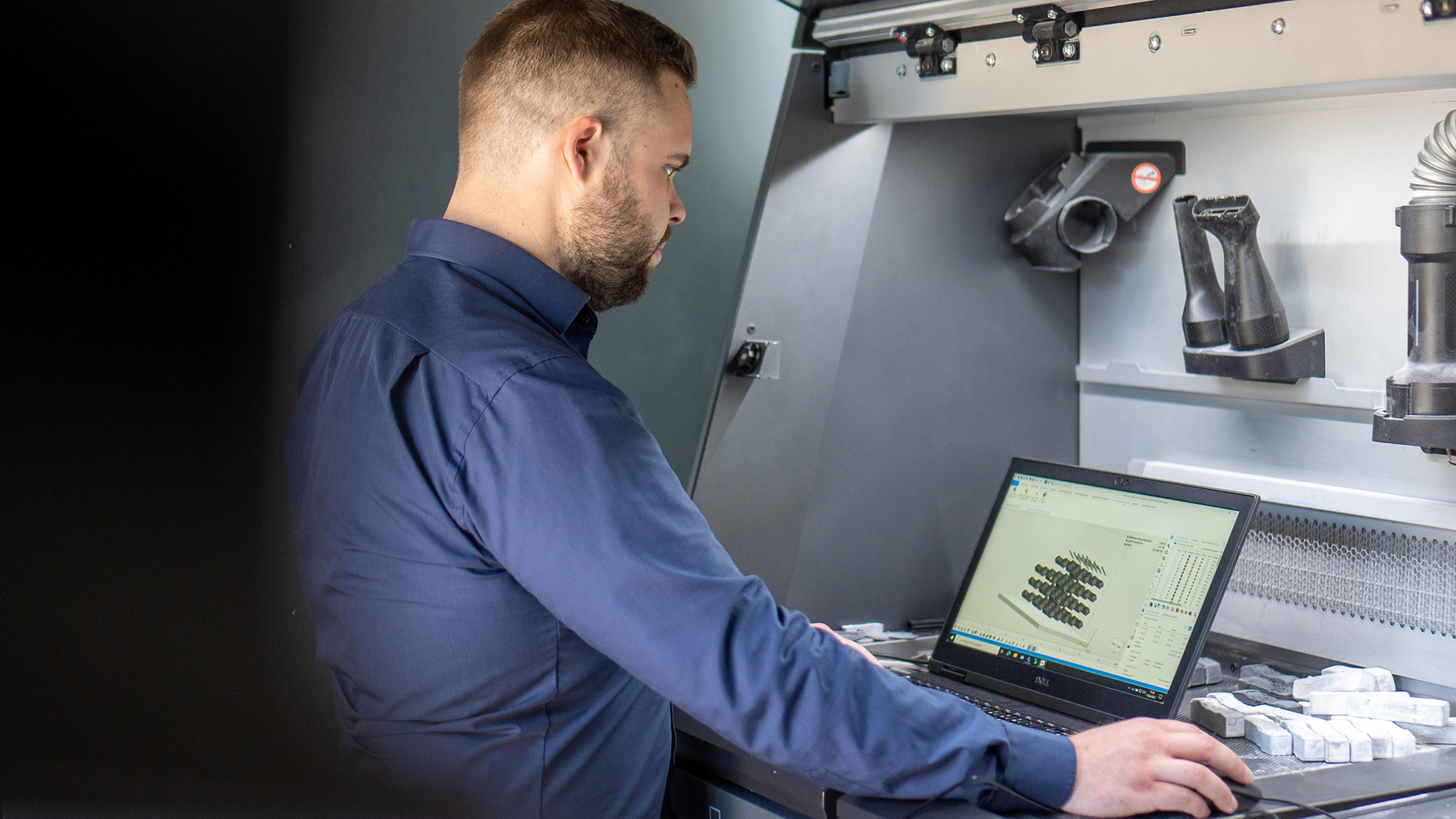 Preparing a 3D-printing job. Image: Daimler Buses