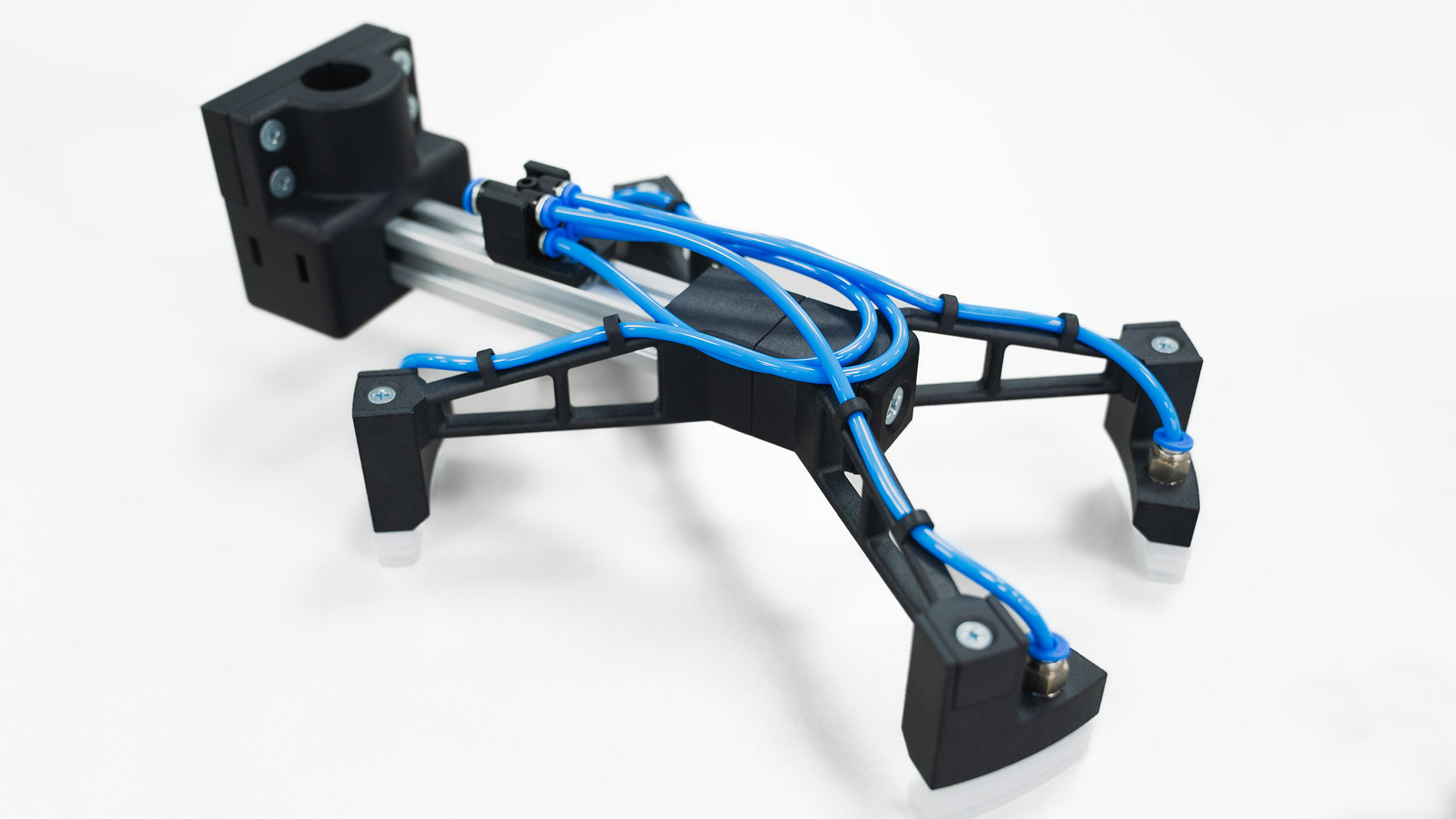 This 3D-printed robotic gripper, which was custom-developed by Protiq, is designed to handle injection-molded plastic components and packaging materials. Image: Protiq