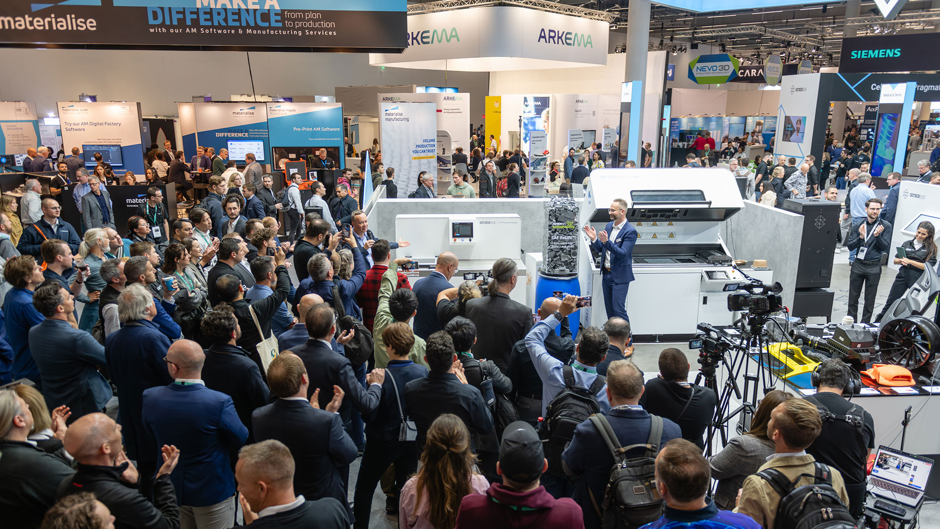 Big crowd for new products and innovations. Here, Stratasys presents its new PowderEase T1 system and other new products at Formnext 2024. Picture: Mesago Mathias Kutt