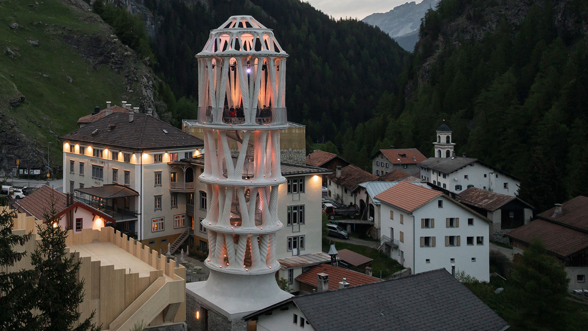 The illuminated »Tor Alva« in the twilight. Image: Benjamin Hofer / Nova Fundaziun Origen