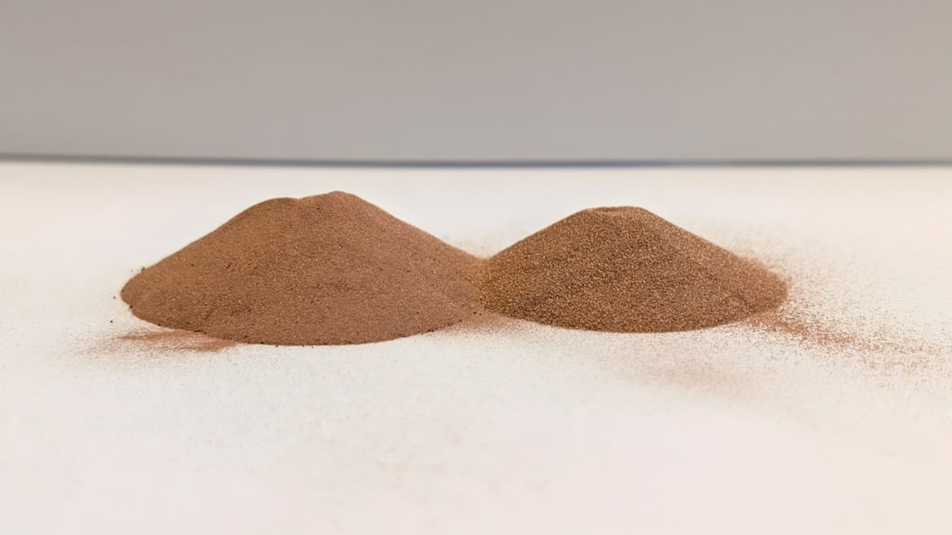 Detailaufnahme der Fraktionen von recyceltem Kupferpulver mit Partikelgrößen von 20–63 µm und 63–100 µm.