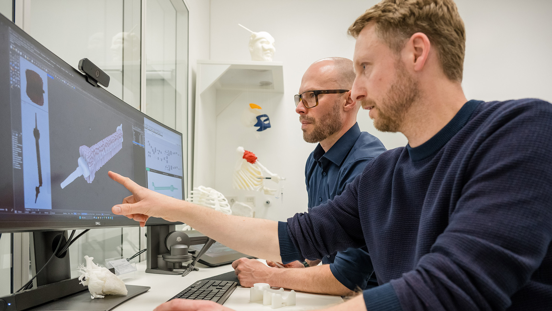 Interdisciplinary team: Dr. Martin Schulze (left) and Lead Designer Max Tönnemann (right) plan a patient-specific treatment using additive manufacturing at the UKM’s 3D Center. Image: Marcus Heine, UKM