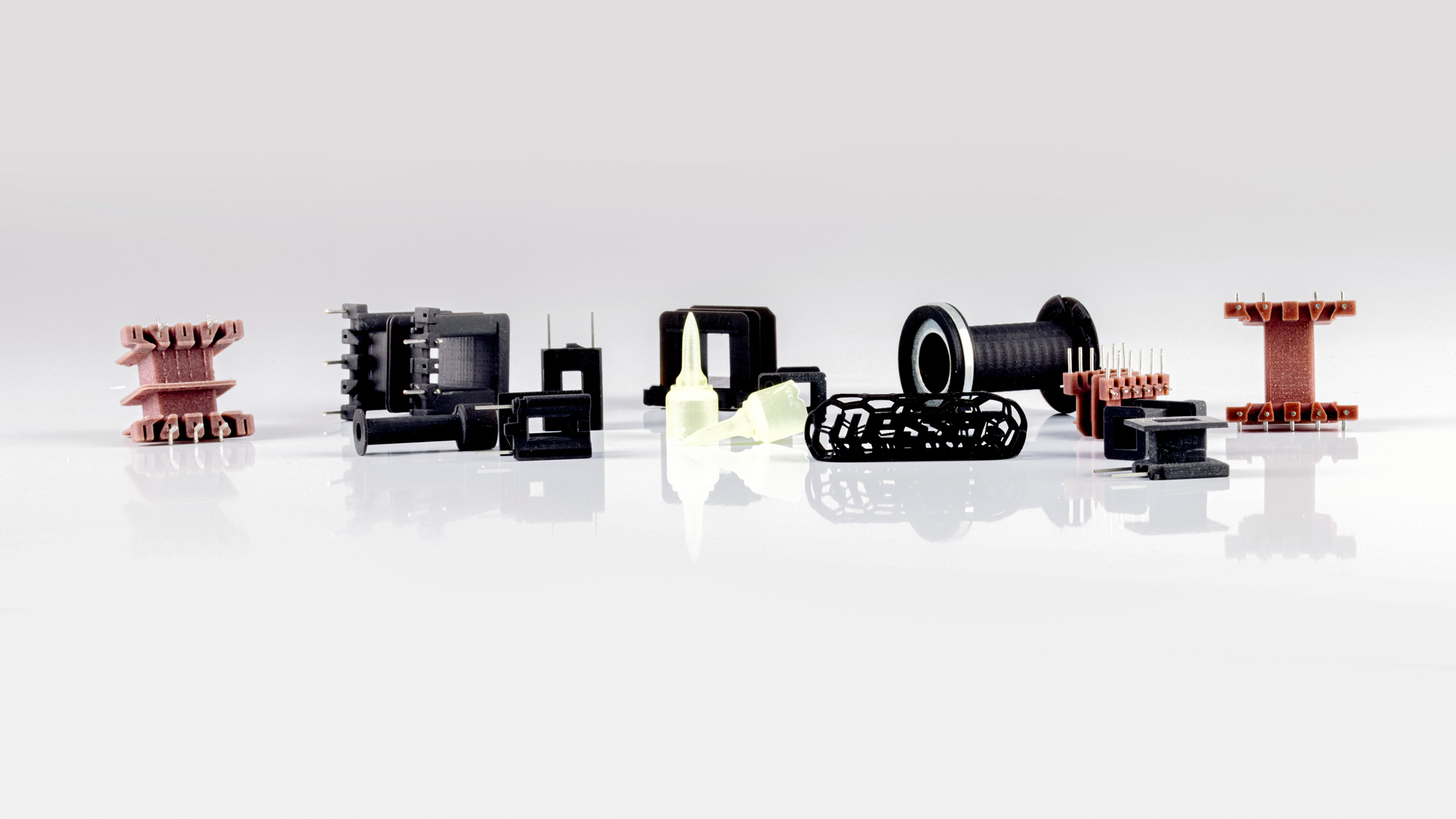 Various components for electrical engineering, manufactured using AM. Image: Weisser Spulenkörper GmbH & Co. KG