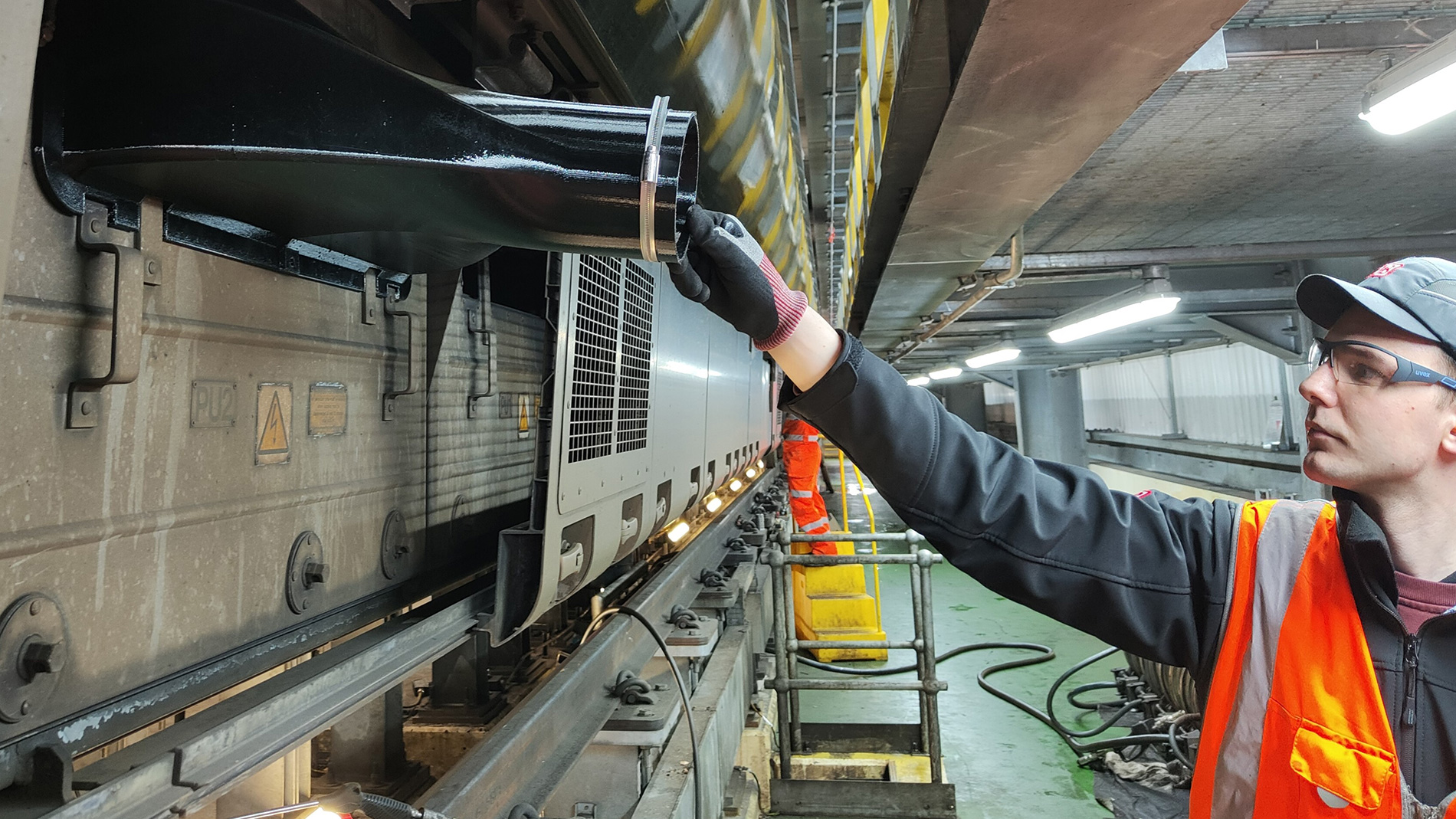 Das 3D-gedruckte Werkzeug ermöglicht es dem Instandhaltungspersonal, bestimmte Komponenten direkt am Zug zu reinigen, ohne sie aus dem Fahrzeug ausbauen zu müssen. Das spart jedes Mal mehrere Stunden. Bild: DB ESG