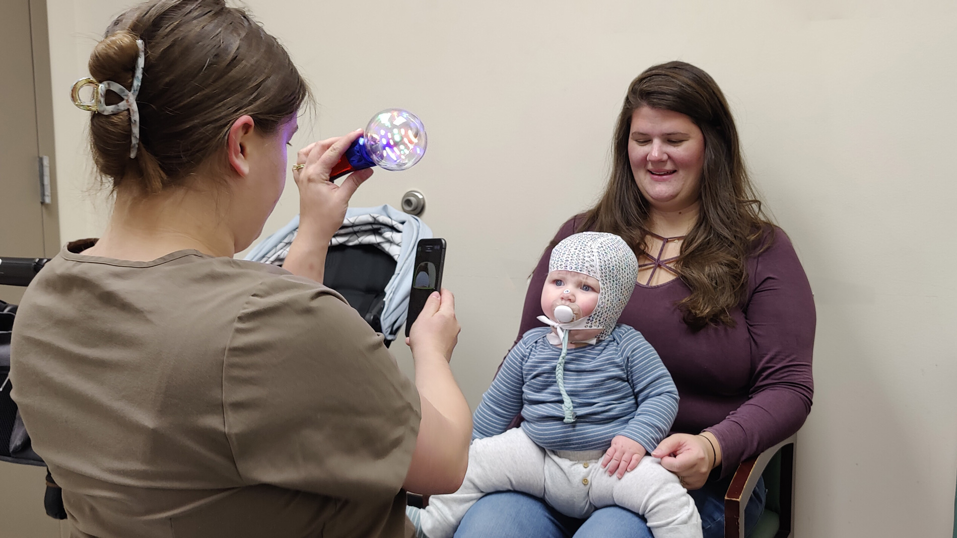 -	Scanprozess für einen Cranialhelm in der Hanger Clinic Prosthetics & Orthotics in Baltimore (USA) zur Erfassung präziser Patientendaten für die Herstellung individueller Cranialorthesen. Bild: Lester Hitch
