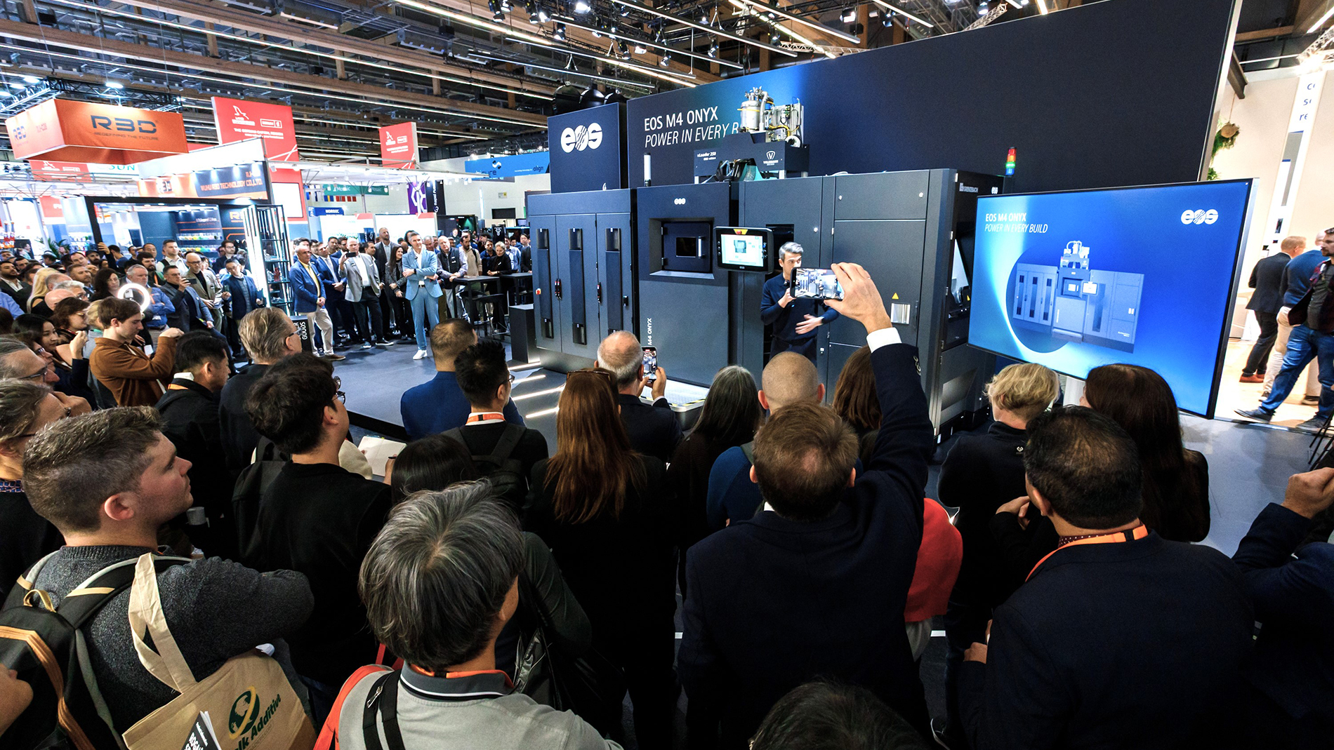 Large attendance at the launch of the EOS M400-4. Image: Mesago / Marc Jaquemin