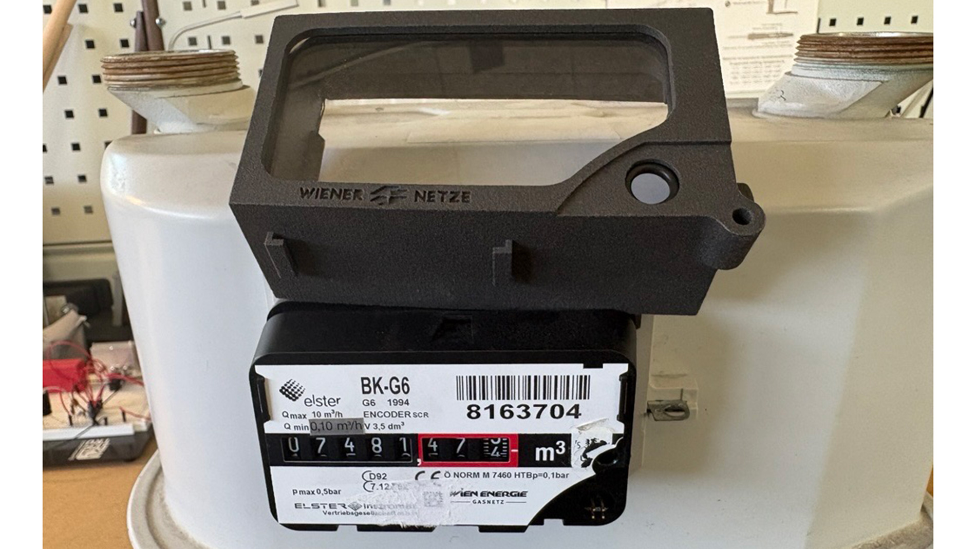 Die optimierte und stabilere 3D-gedruckte Version der Gaszählerabdeckung bietet auch einen Montagegriff. Bild: Wiener Netze