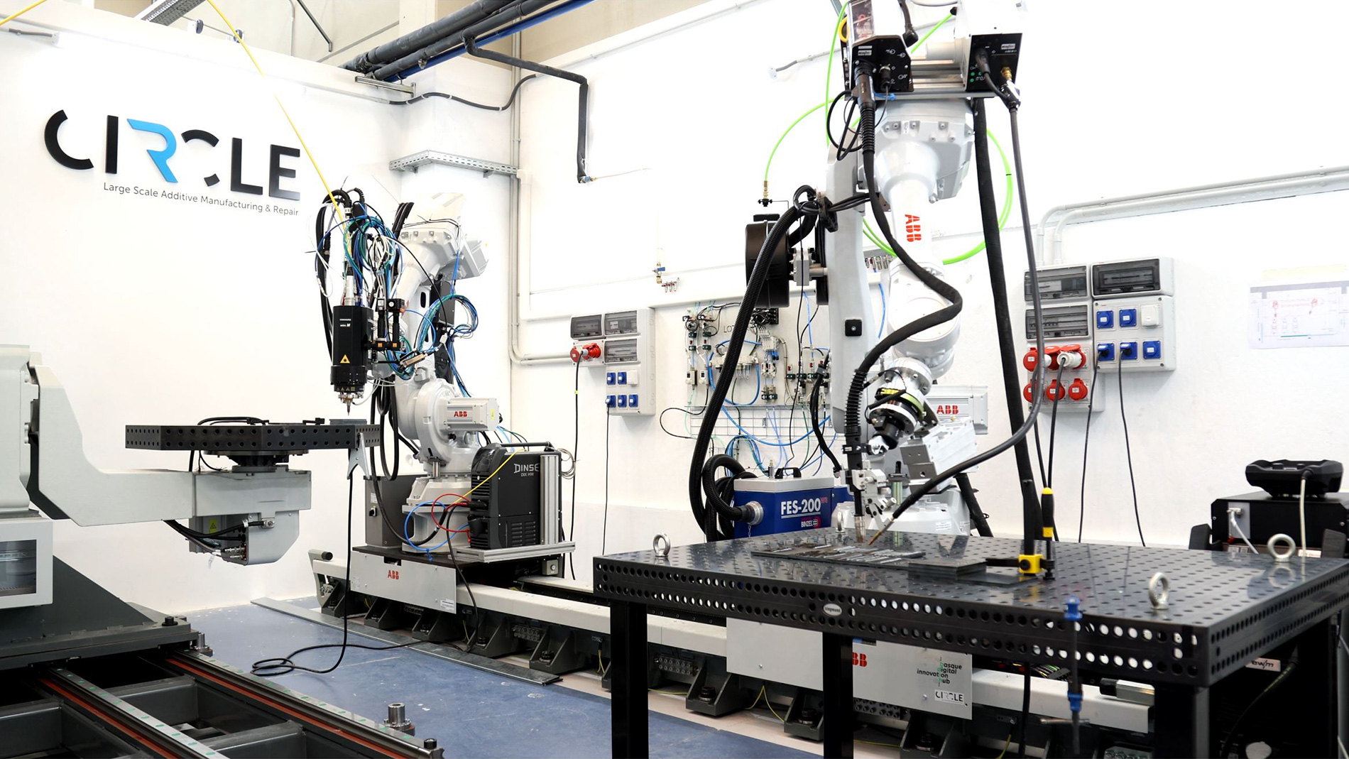 Digital AM Core platform interface, Metal Additive Manufacturing process and a Circle robotic cell for large-scale AM applications. Images: Lortek