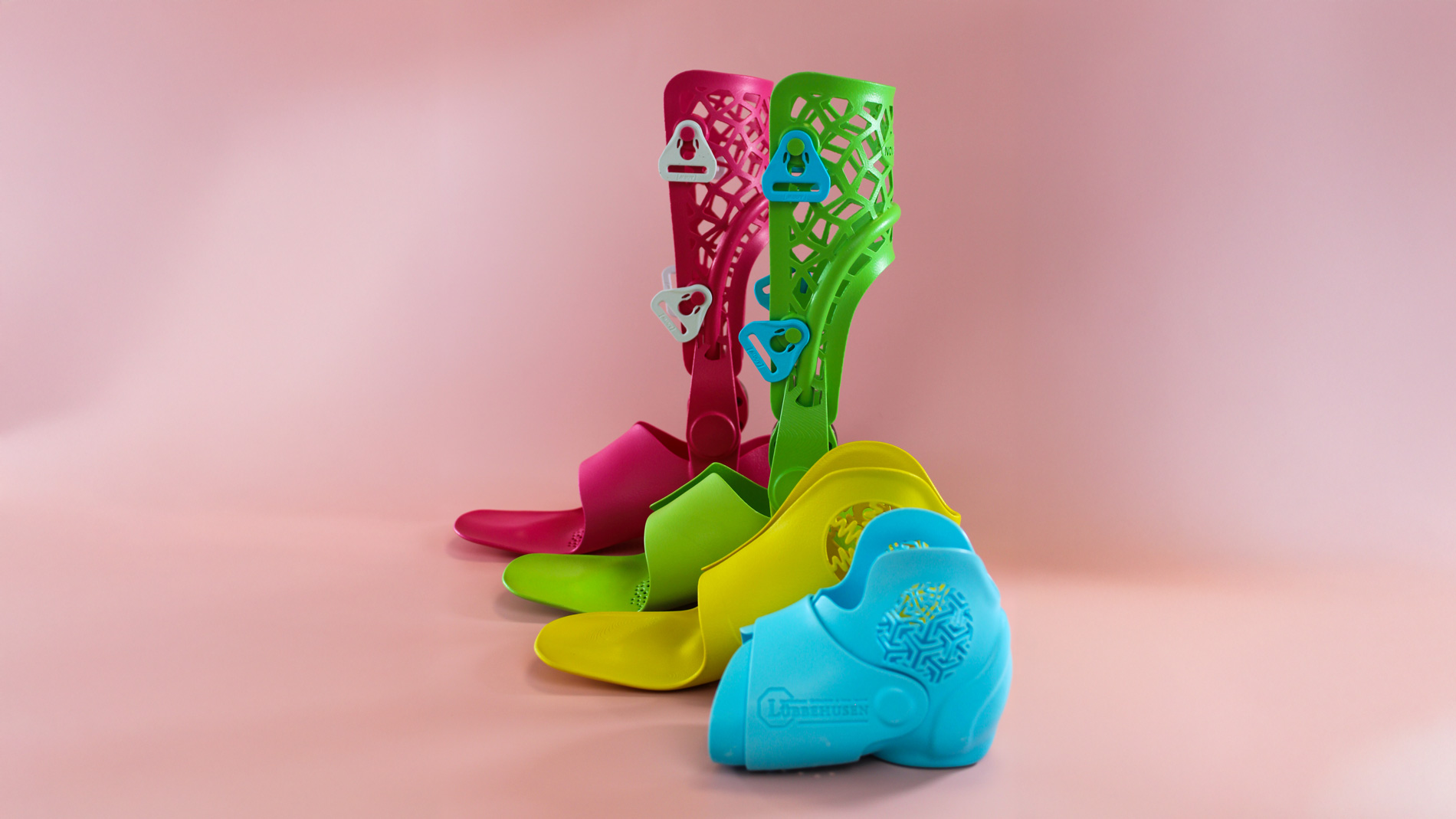 Diverse Orthesen, die über Nowecor gedruckt wurden. Bilder: Emil Wörgötter