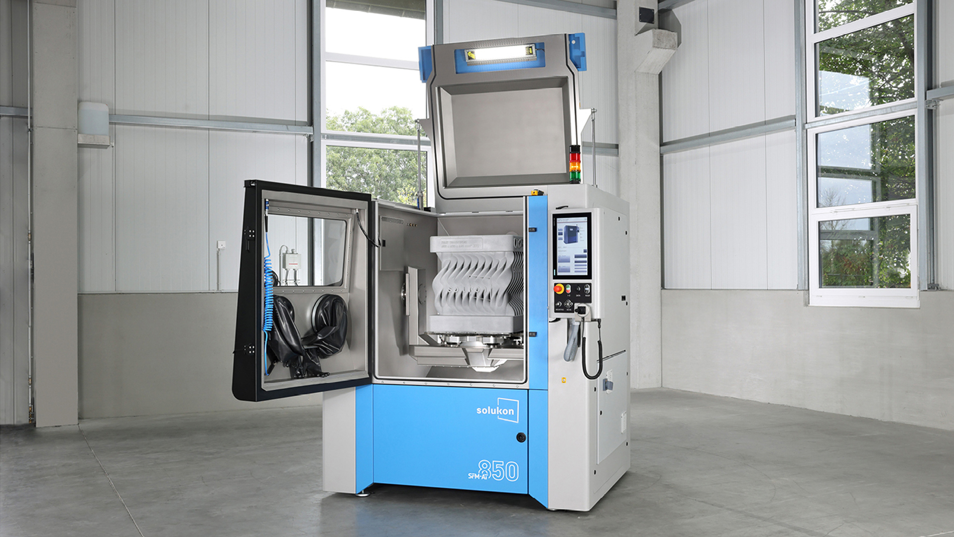 Solukon’s SFM-AT850 accepts metal parts weighing up to 1,000 kg and measuring up to 650 x 650 x 800 mm. Image: Solukon
