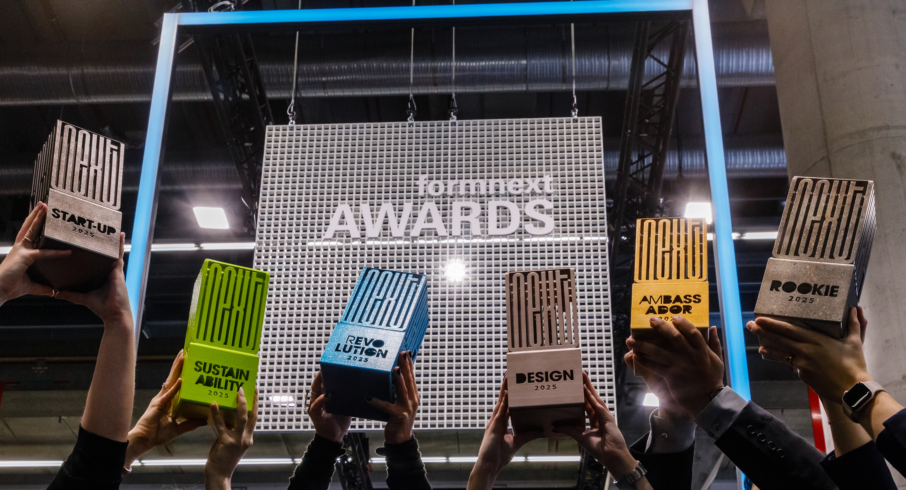 Awardtrophäen auf der Formnext 2025. Copyright Formnext Mesago Messe Frankfurt, Marc Jacquemin